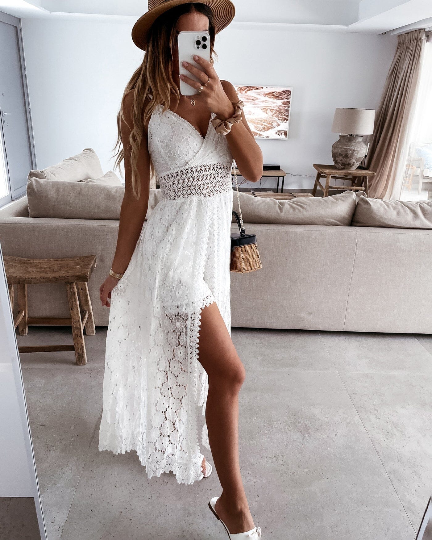 Vestido com Shorts e Fenda em Renda