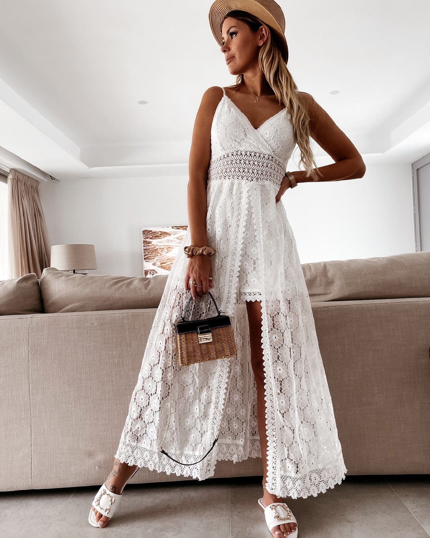 Vestido com Shorts e Fenda em Renda