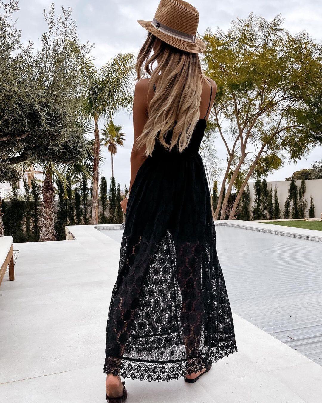 Vestido com Shorts e Fenda em Renda
