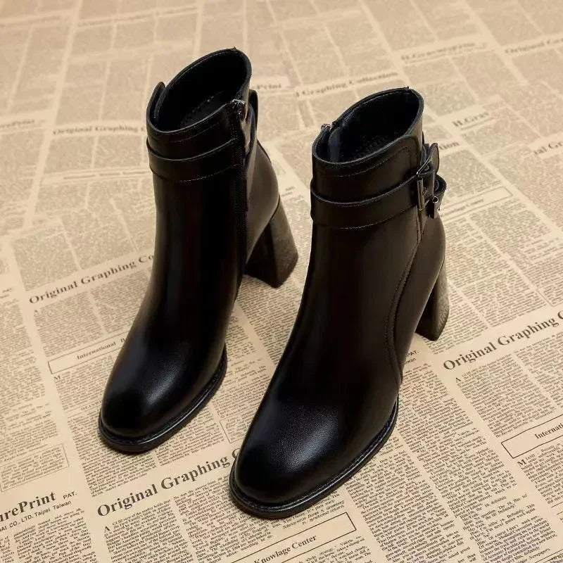 Bota Feminina Monocromática com Salto Robusto e Ziper Lateral