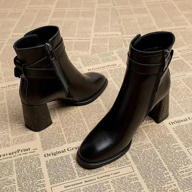 Bota Feminina Monocromática com Salto Robusto e Ziper Lateral