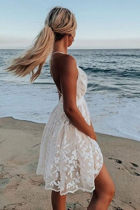 Vestido Curto Decote V em Renda