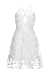 Vestido Curto Decote V em Renda