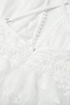 Vestido Curto Decote V em Renda