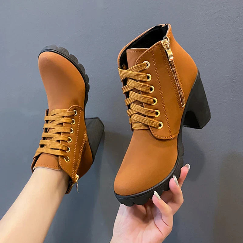 Bota Feminina de Inverno com Salto Grosso
