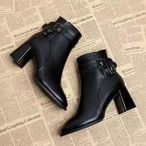 Bota Feminina Monocromática com Salto Robusto e Ziper Lateral