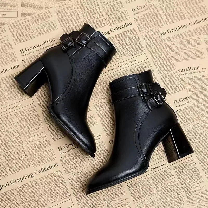 Bota Feminina Monocromática com Salto Robusto e Ziper Lateral