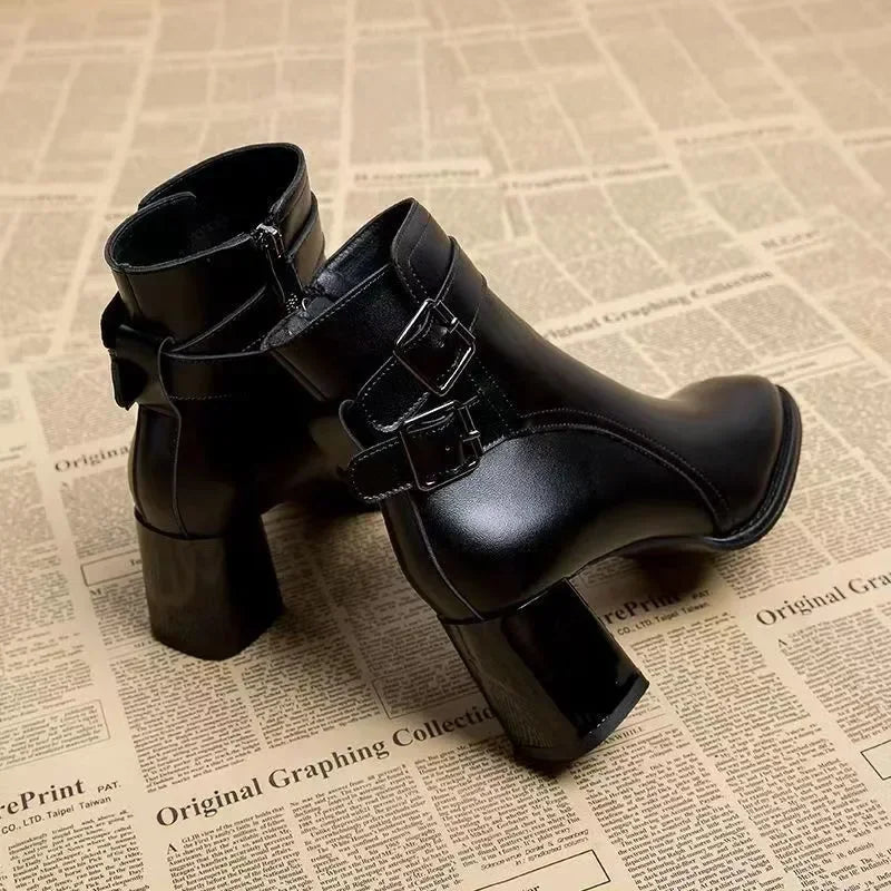 Bota Feminina Monocromática com Salto Robusto e Ziper Lateral
