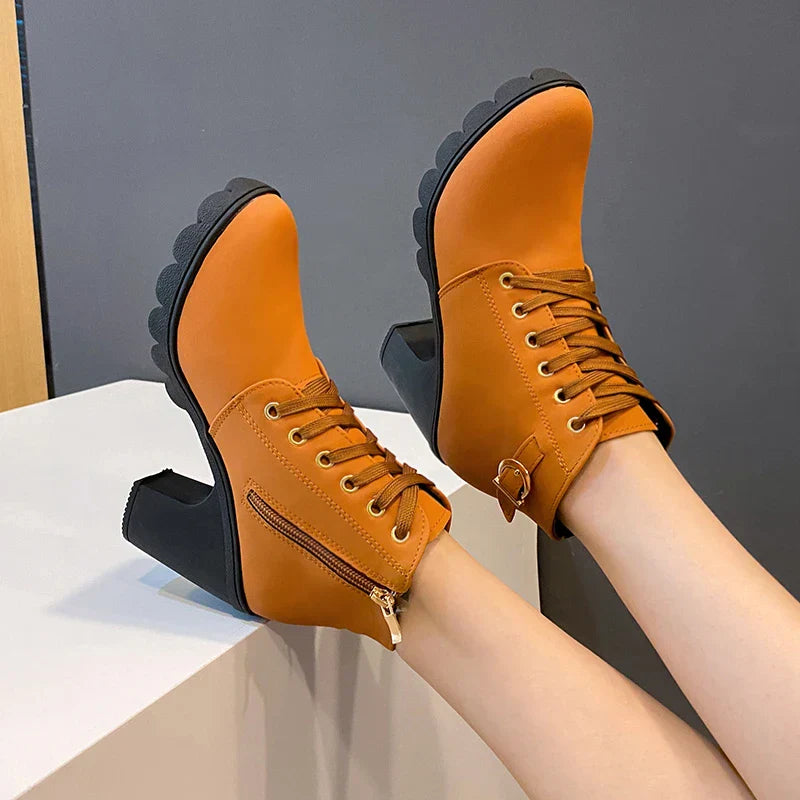 Bota Feminina de Inverno com Salto Grosso
