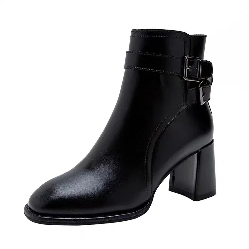 Bota Feminina Monocromática com Salto Robusto e Ziper Lateral