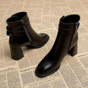 Bota Feminina Monocromática com Salto Robusto e Ziper Lateral